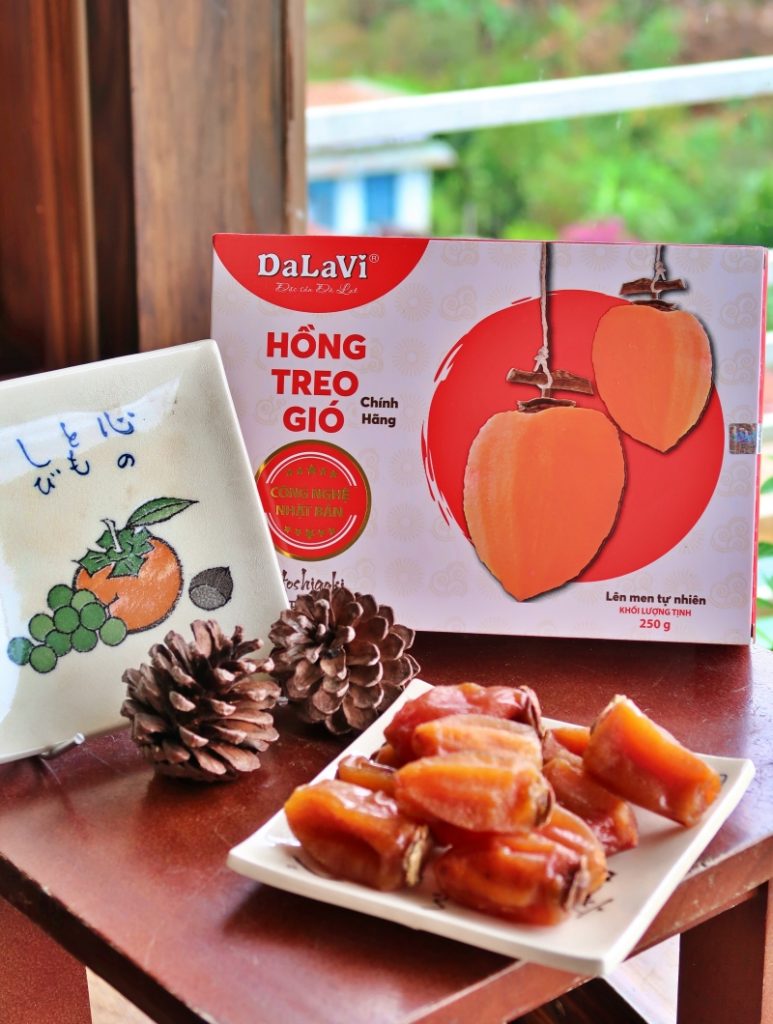 Ăn hồng treo gió kẹp hạt macca - Cách thưởng thức dinh dưỡng